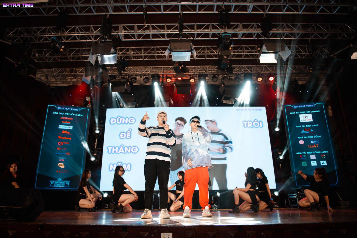 Ca sĩ Hoàng Dũng cháy hết mình tại đêm nhạc hội chào tân sinh viên trường Báo ảnh 3