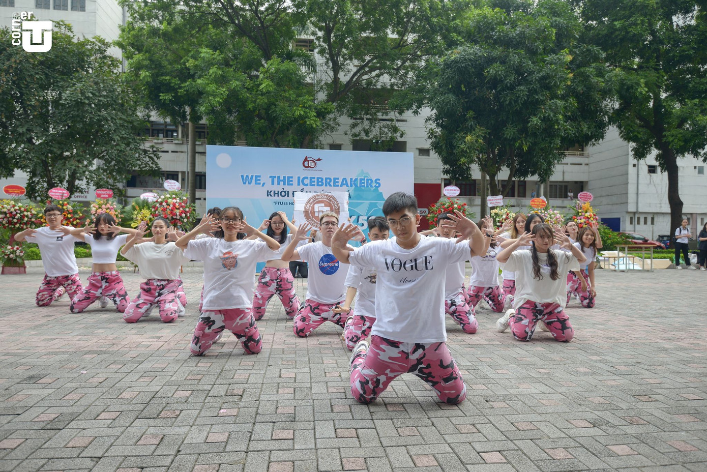 Thầy cô trường Đại học Ngoại thương “phá tan băng” cùng tân sinh viên ảnh 11