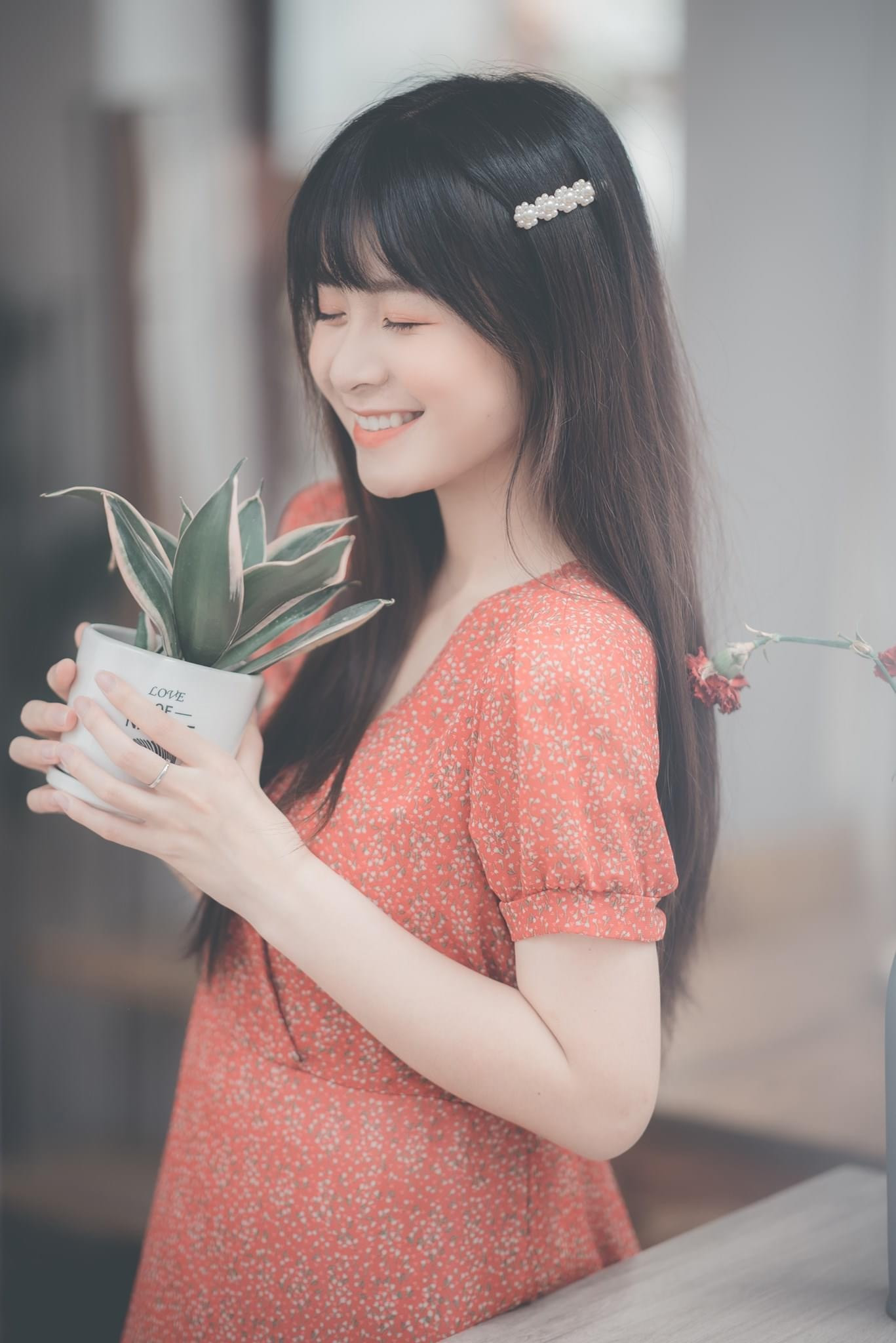 “Hot girl báo chí“: Nghệ thuật nằm bên tay trái ảnh 8