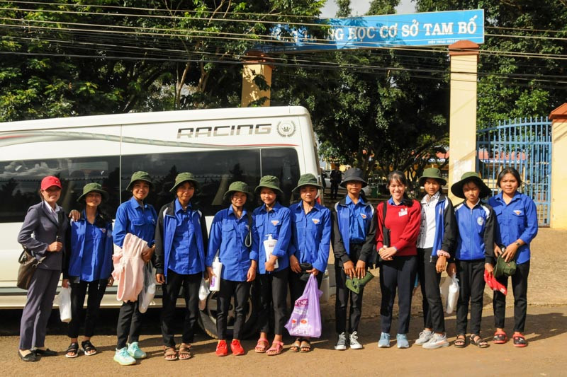 Nữ sinh nhận học bổng RMIT truyền cảm hứng cho học sinh dân tộc thiểu số ảnh 1