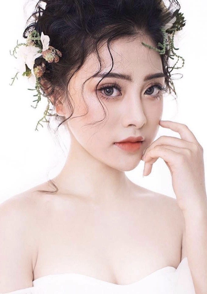 Vẻ đẹp lạnh lùng đầy cuốn hút của nữ sinh được mệnh danh “phù thủy make-up” ảnh 1