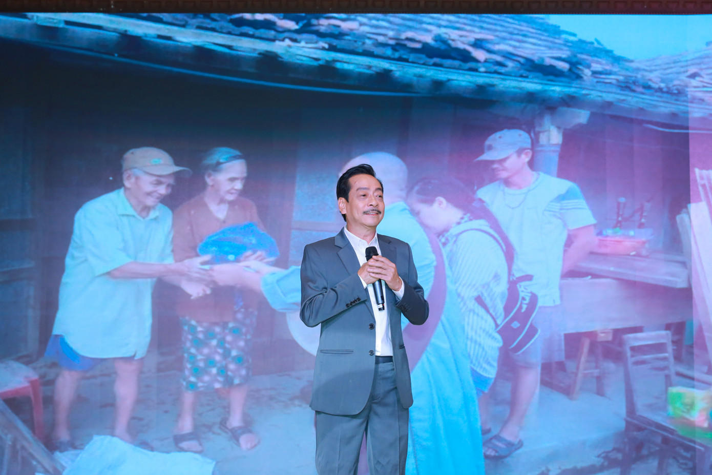 CLB V-Stars quyên góp ủng hộ đồng bào miền Trung ảnh 3