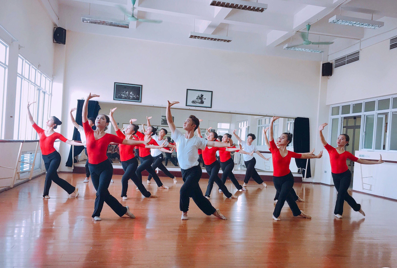 Quyết tâm theo đuổi nghệ thuật múa, chàng trai biến đam mê thành sự thật ảnh 9