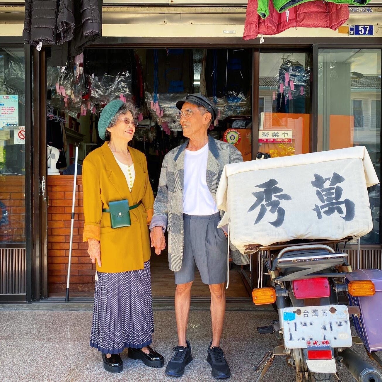 Học cách phối đồ cũ cực “chất” từ cặp vợ chồng U80 ảnh 4