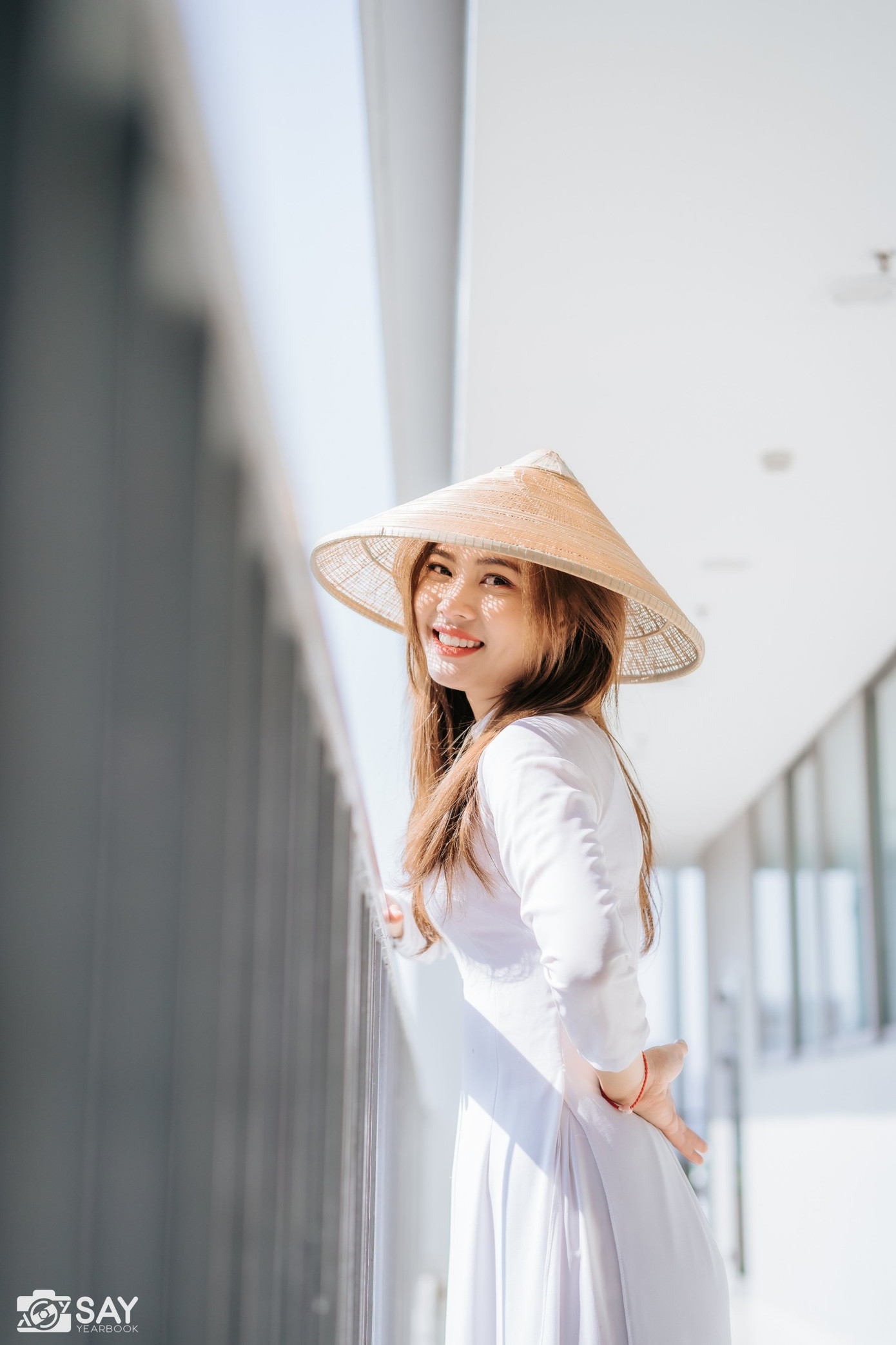 Nữ sinh trường Đại học Xây dựng đẹp thuần khiết với tà áo dài trắng ảnh 1