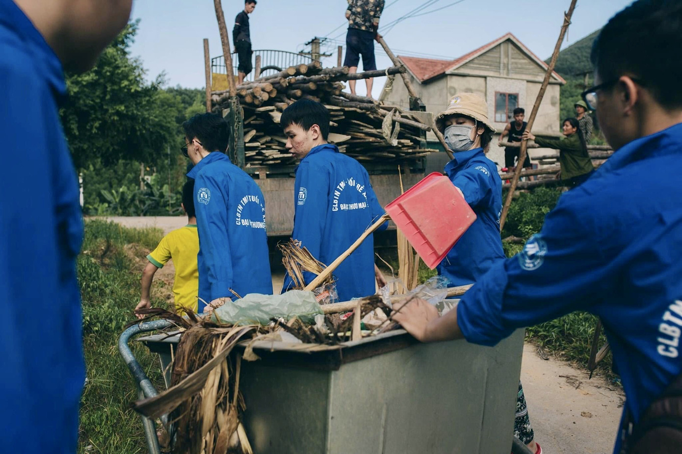 Mùa hè xanh tình nguyện của tuổi trẻ trường Đại học Thương Mại ảnh 11