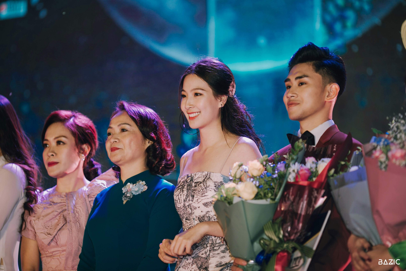 Nữ sinh ngành truyền thông thành thạo 3 ngoại ngữ, gây sốt với vẻ đẹp “thần tiên tỷ tỷ” ảnh 5