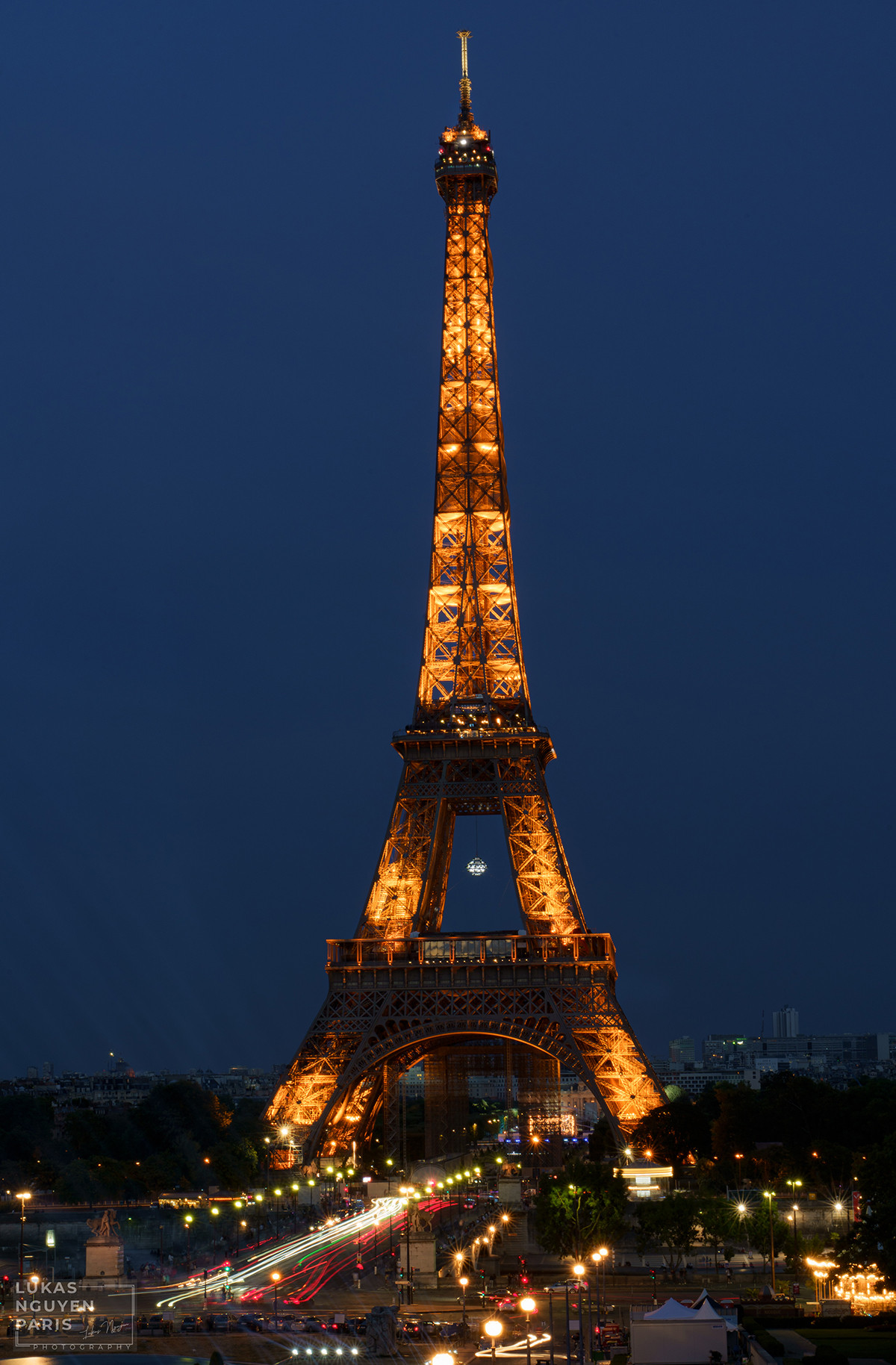 Thành phố Paris về đêm mùa COVID-19 qua góc máy của du học sinh Việt Nam ảnh 1