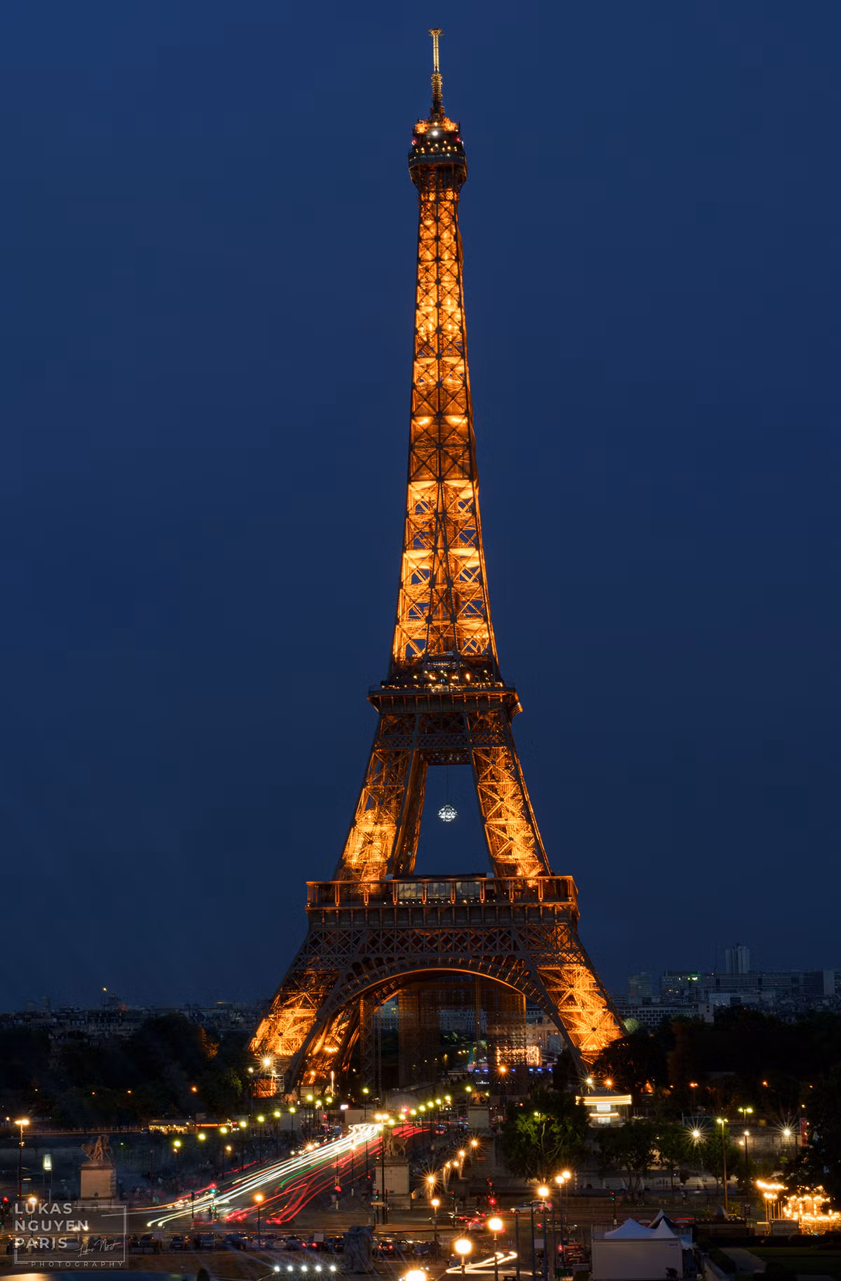 Thành phố Paris về đêm mùa COVID-19 qua góc máy của du học sinh Việt Nam ảnh 1