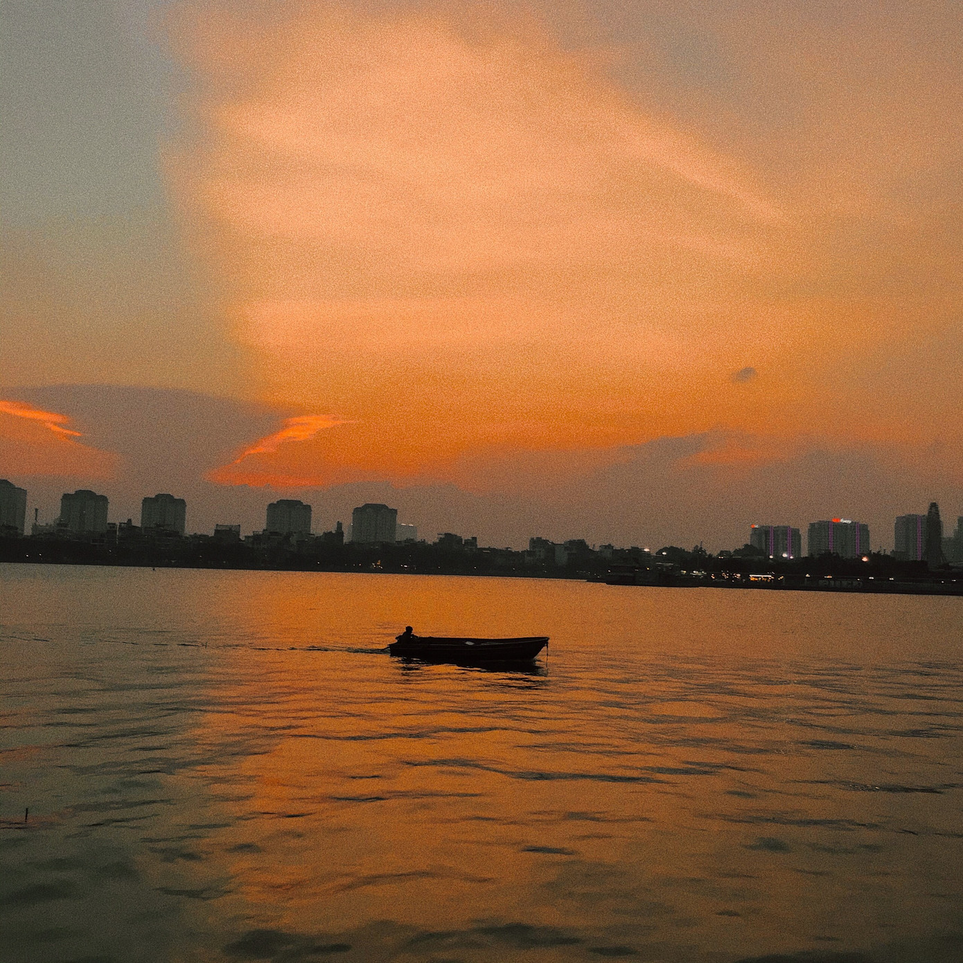 Hoàng hôn hồ Tây: Điểm check-in, thư giãn của giới trẻ Hà Thành ảnh 1