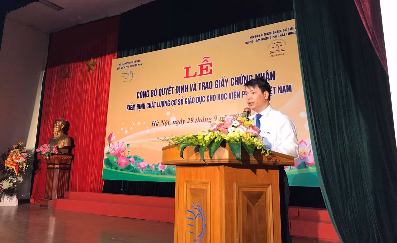 Lễ công bố quyết định và trao Giấy chứng nhận KĐCL giáo dục đối với HV Phụ nữ Việt Nam ảnh 1