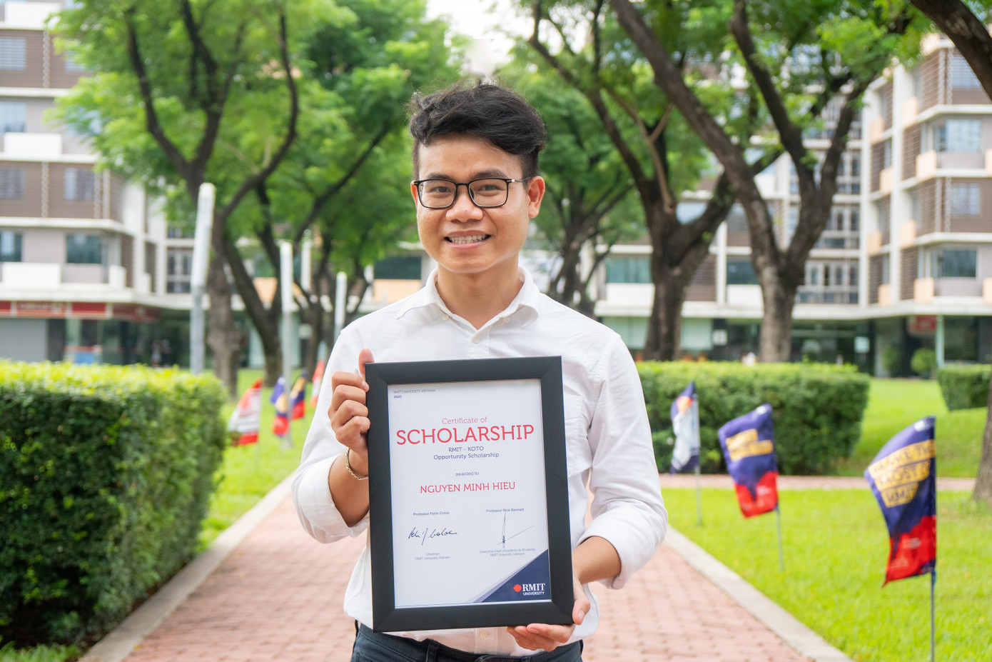 Từ cậu bé bán bánh mì đến sinh viên trường Đại học quốc tế ảnh 1