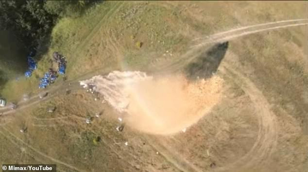 Khui chai Coca 10 ngàn lít trộn thuốc muối tạo tiếng nổ như bom, khí gas cao vài chục mét ảnh 4