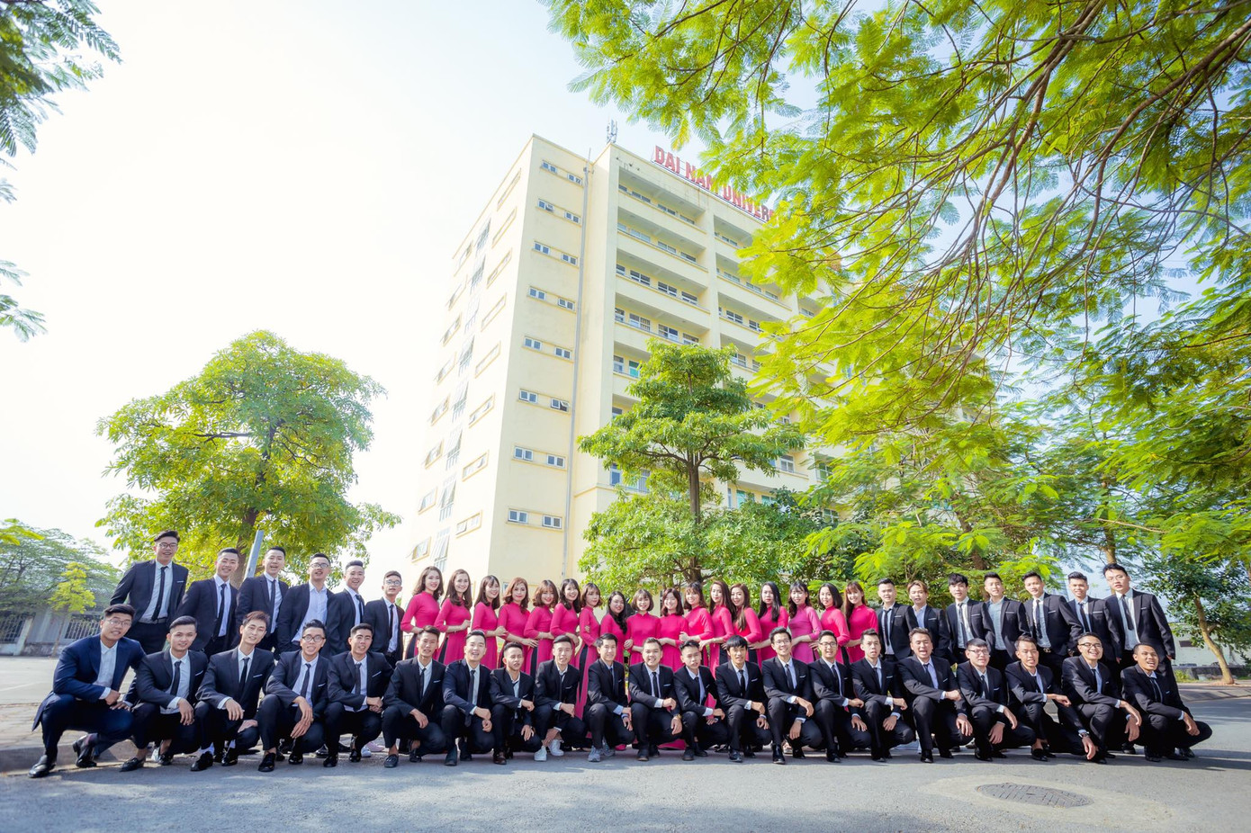 Những tọa độ “check in” đẹp mê mẩn tại Đại học Đại Nam ảnh 8