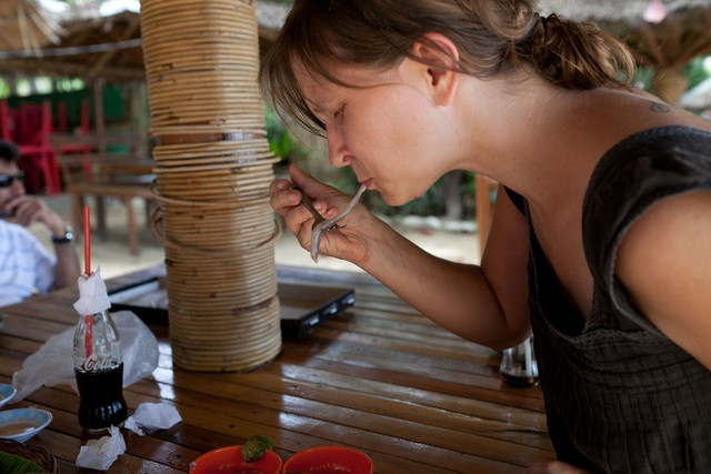 Du khách bắt sâu dài nửa mét lúc nhúc trong gỗ rồi cho ngay miệng thưởng thức ảnh 2