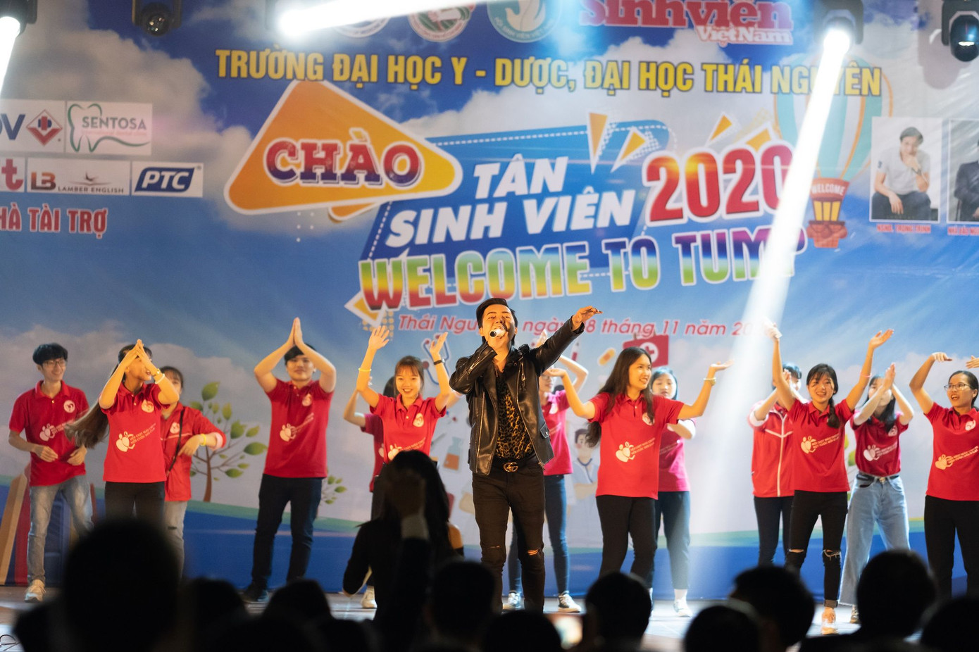 Chào tân sinh viên trường Y Dược Thái Nguyên: 50 suất học bổng 290 triệu đồng được trao ảnh 8