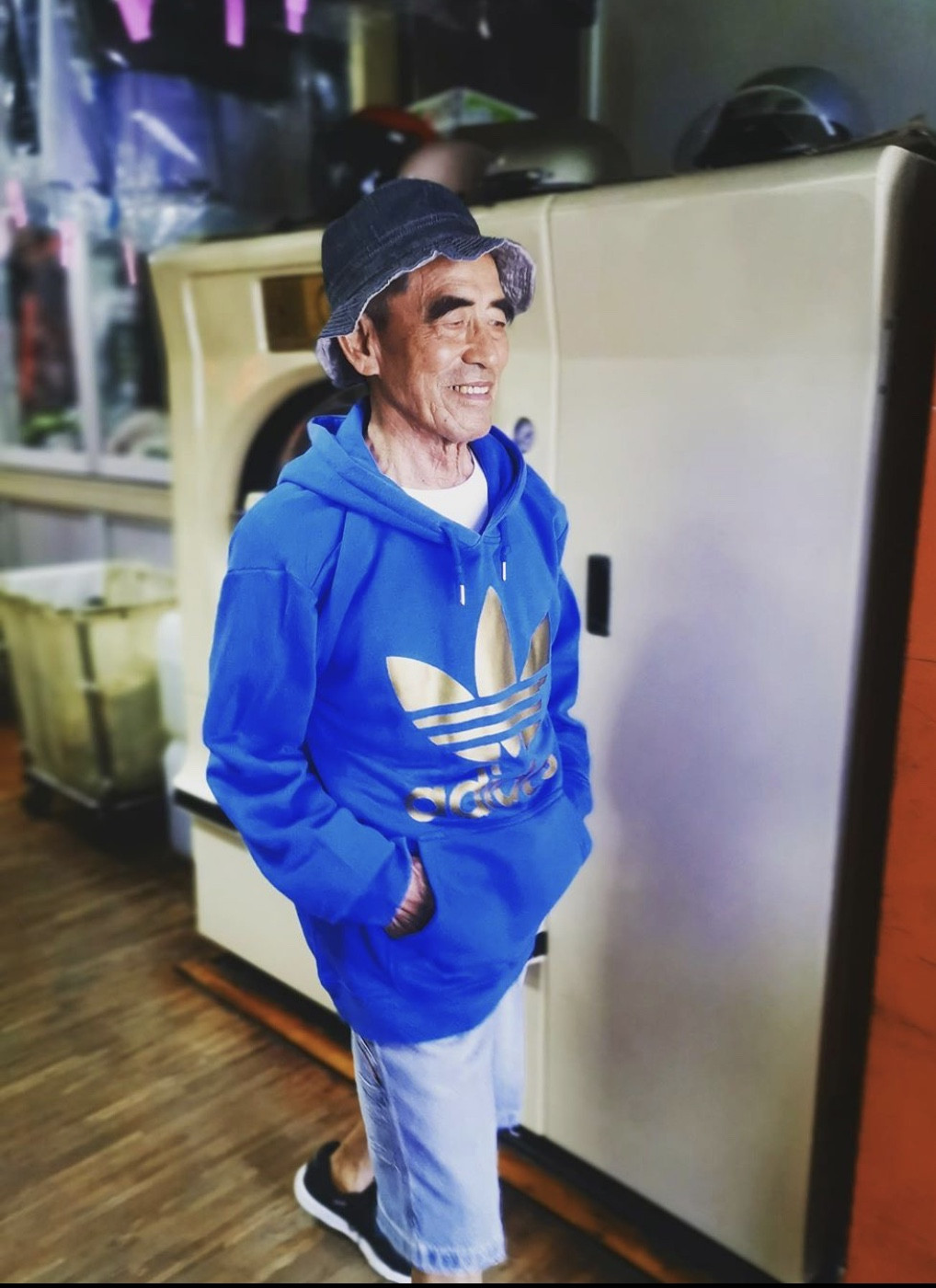 Học cách phối đồ cũ cực “chất” từ cặp vợ chồng U80 ảnh 5