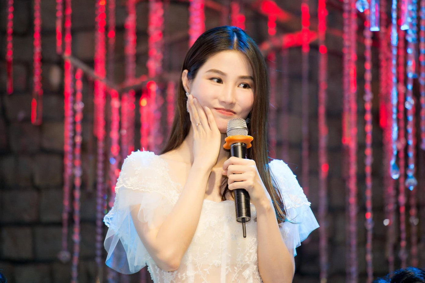 Chi Pu xuất hiện với phong cách sang chảnh; Thu Trang - Tiến Luật mặn nồng dù con đã lớn ảnh 9