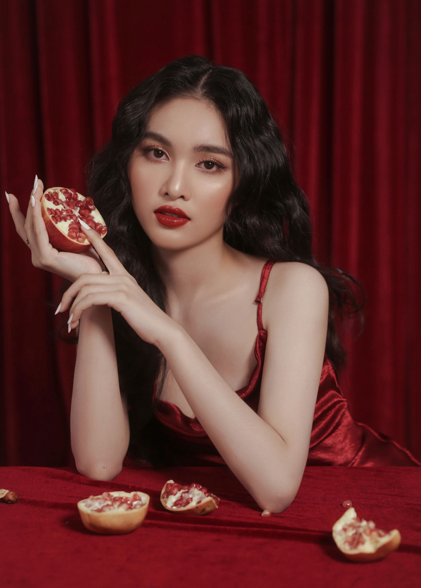 Người đẹp Hồng Nhung khoe vẻ đẹp hút hồn trong bộ ảnh đón năm mới ảnh 1