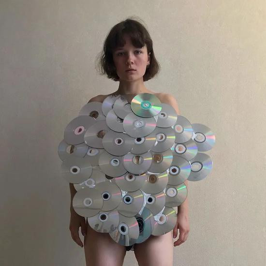 Cô gái 19 tuổi nổi tiếng nhờ tài thiết kế thời trang từ lá bài, đĩa CD ảnh 5