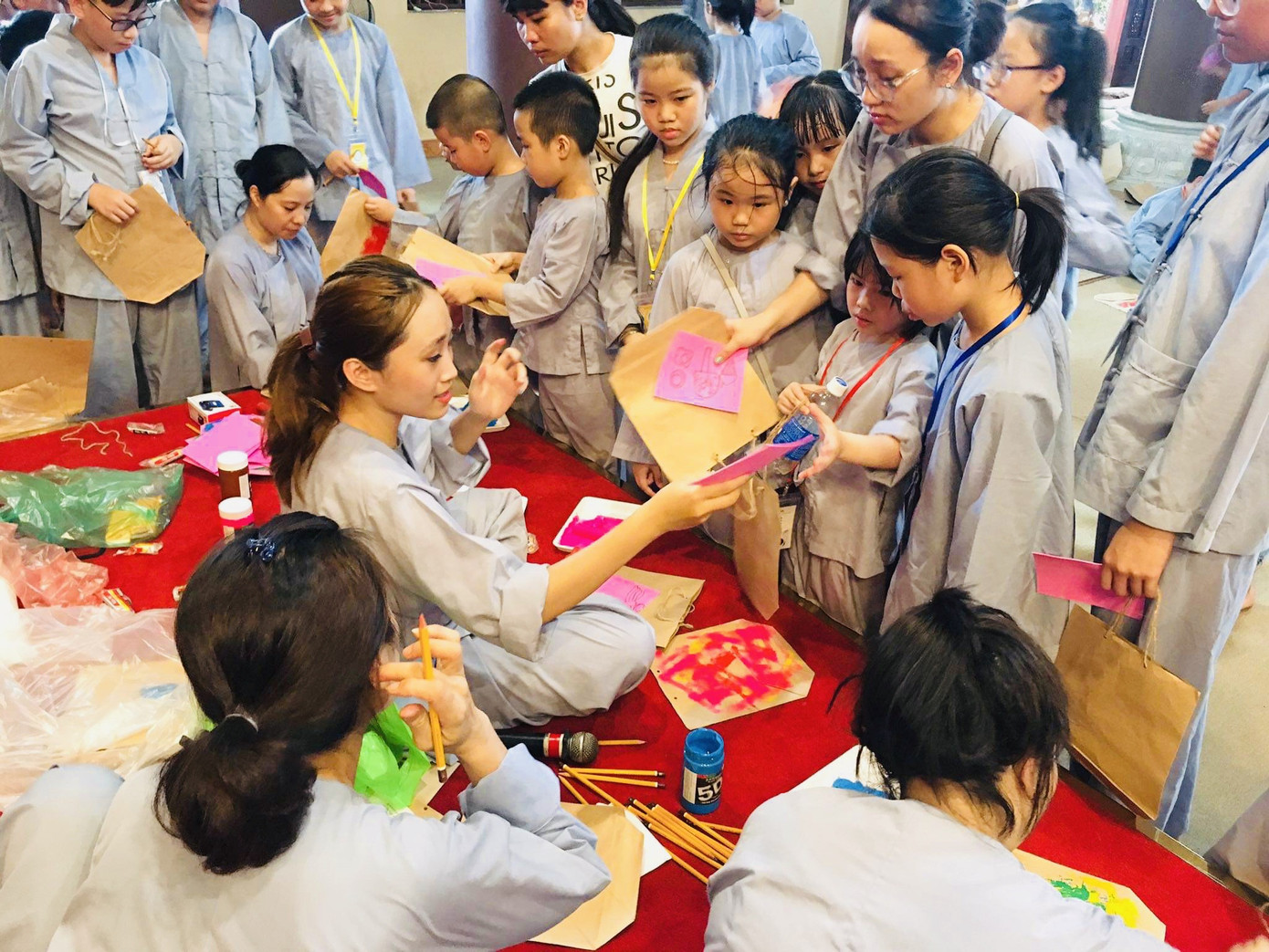 Nữ MC trường Báo: Sống để yêu thương ảnh 10