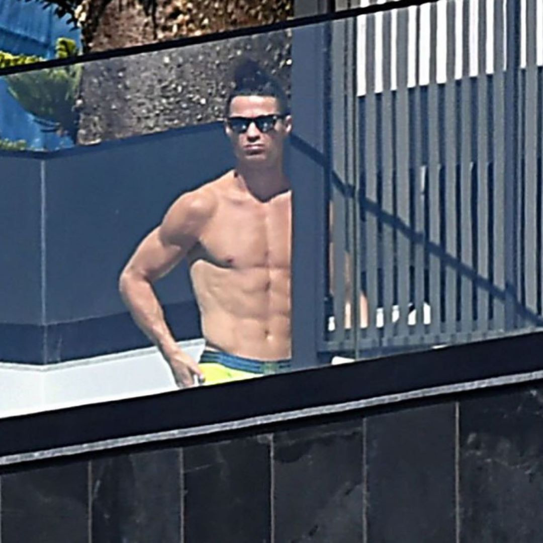 Ronaldo khoe body cường tráng như lực sĩ gây 'bão' mạng ảnh 2