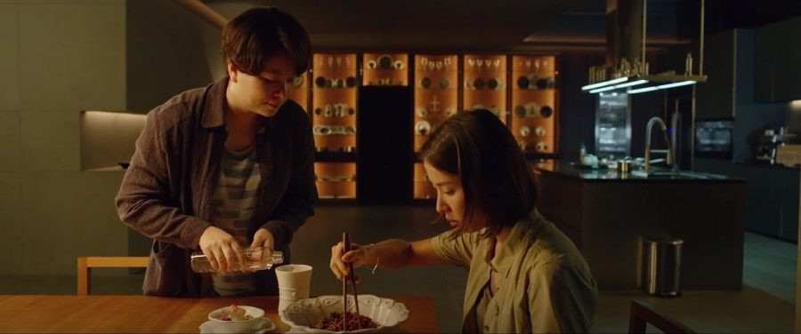 Giới trẻ Mỹ đua nhau mua mì trộn thịt bò 'Ký sinh trùng' trong mùa dịch ảnh 1