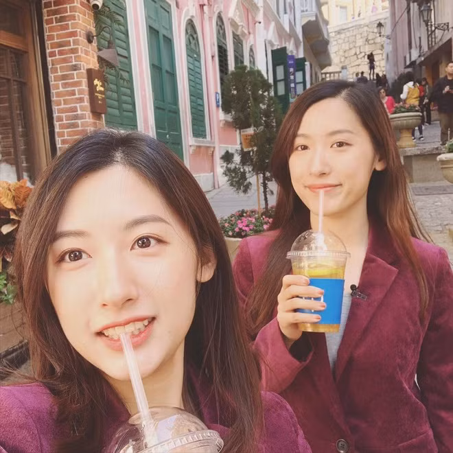 Cặp chị em sinh đôi tốt nghiệp Harvard làm MC truyền hình ảnh 3