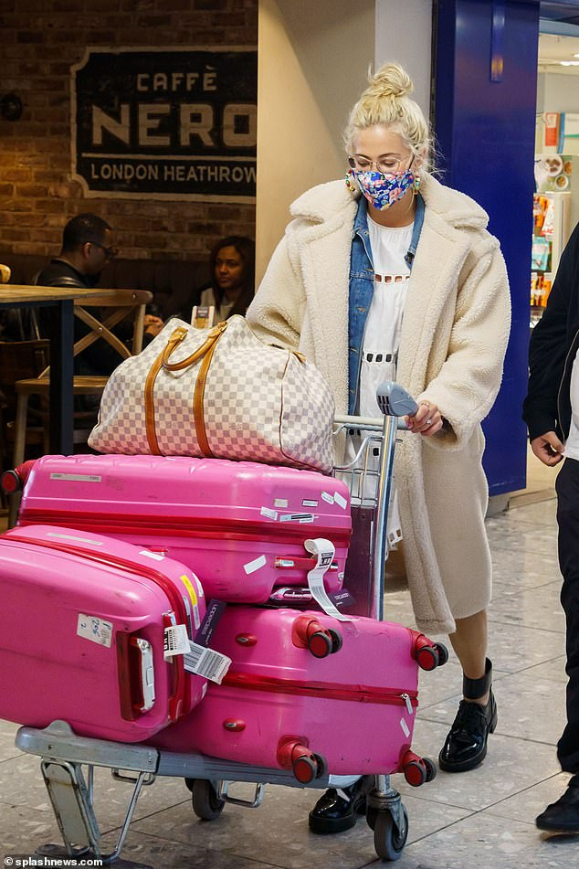 Cậu cả nhà Becks và dàn người mẫu, ca sĩ đeo khẩu trang phòng Covid-19 ảnh 8