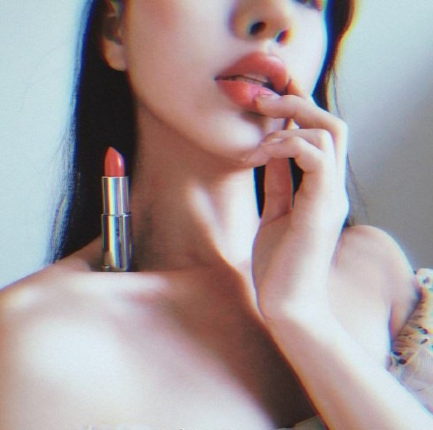 Các cô gái đua nhau thử thách đặt son môi trên xương quai xanh ảnh 5