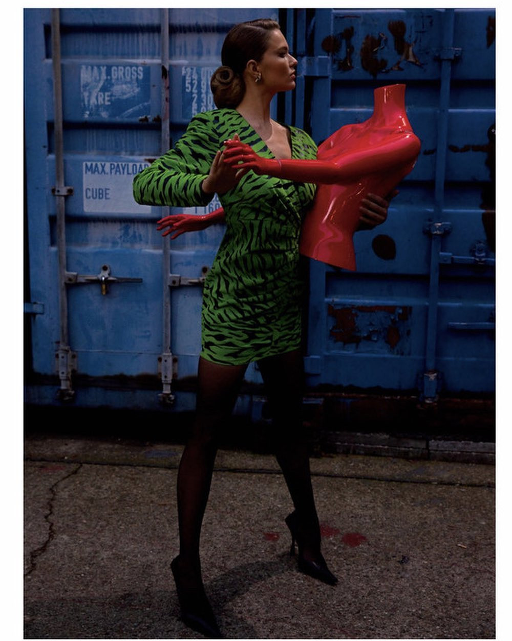 Người mẫu Đức mặc áo tắm tạo dáng trên đường phố ảnh 11