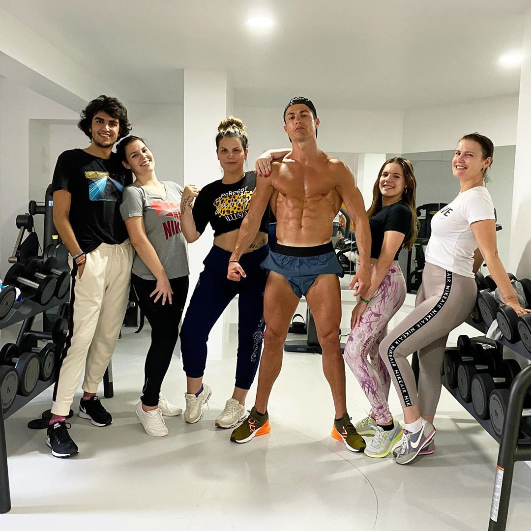 Ronaldo khoe body cường tráng như lực sĩ gây 'bão' mạng ảnh 1