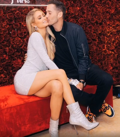 Paris Hilton chui từ trong hộp quà gây bất ngờ cho bạn trai ảnh 5
