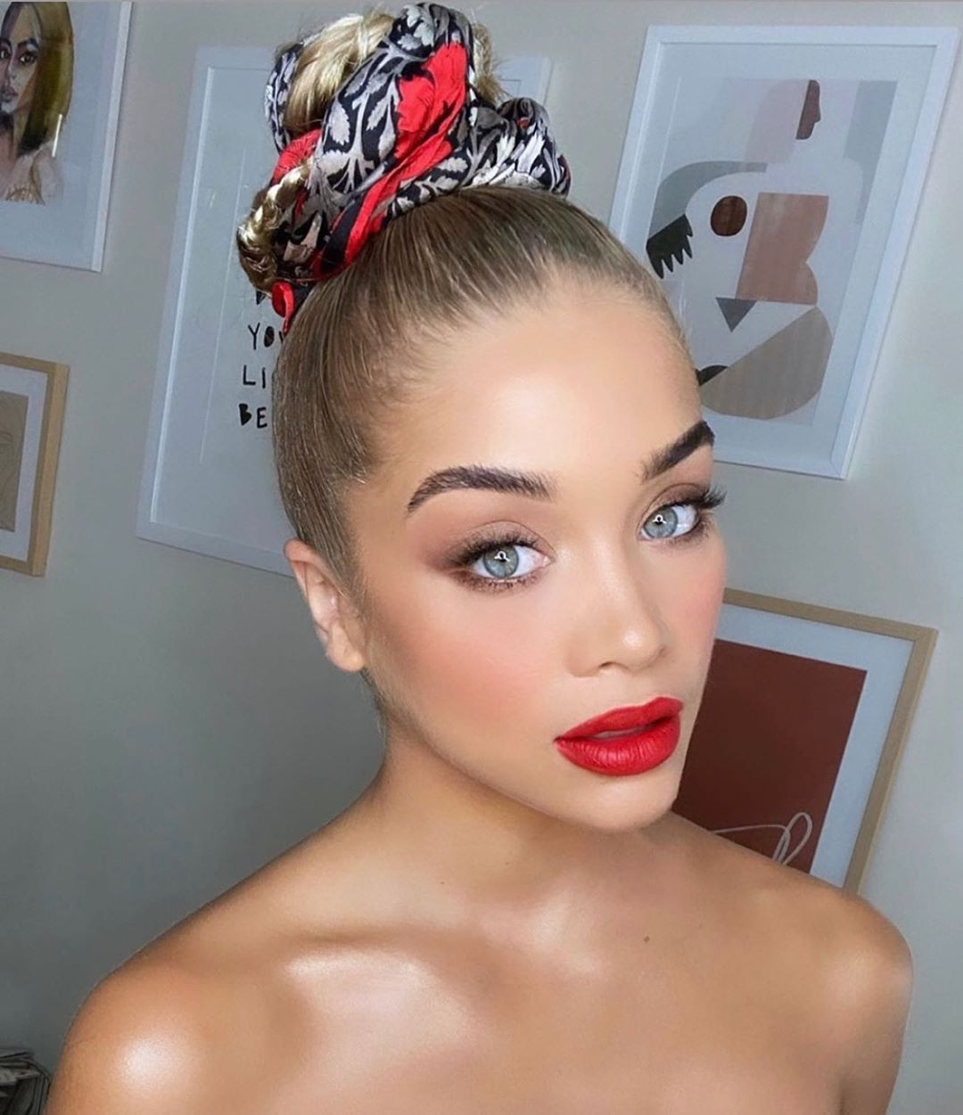 Jasmine Sanders khoe dáng tạc tượng bên bể bơi ảnh 13