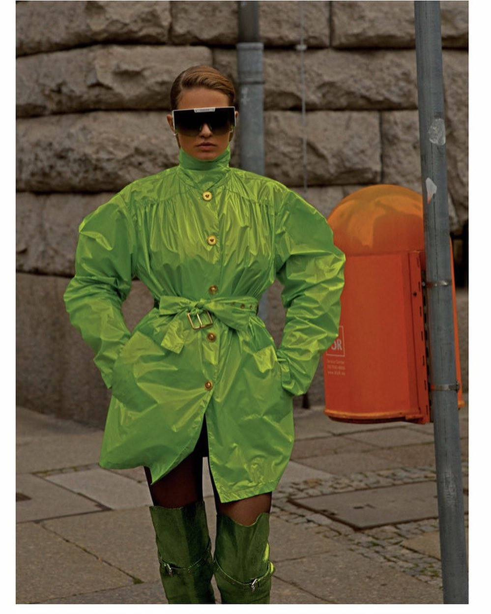 Người mẫu Đức mặc áo tắm tạo dáng trên đường phố ảnh 9