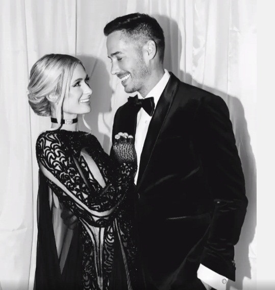 Paris Hilton chui từ trong hộp quà gây bất ngờ cho bạn trai ảnh 9