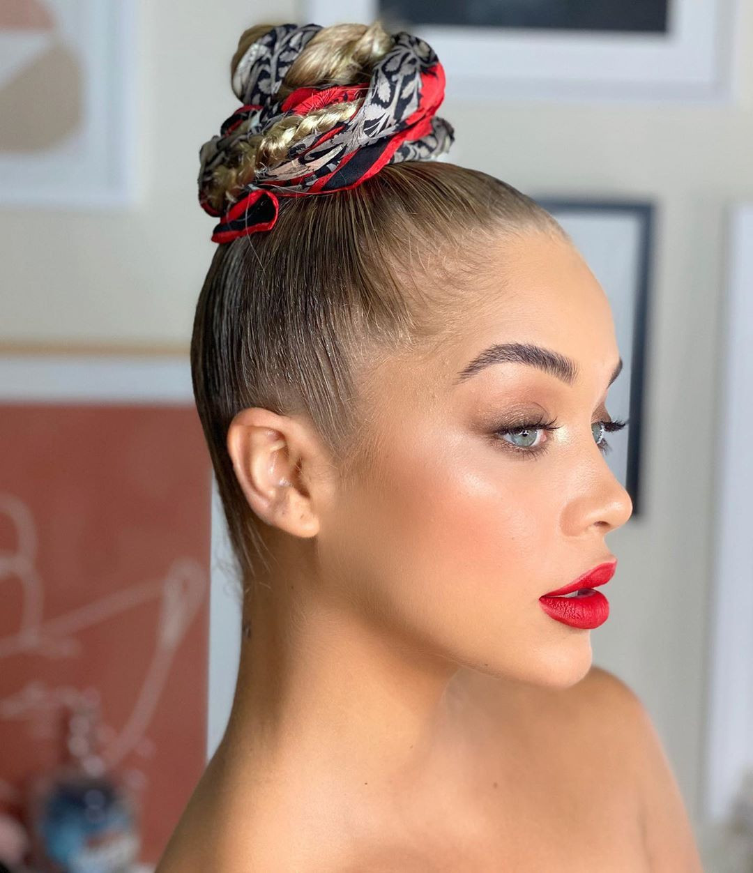 Jasmine Sanders khoe dáng tạc tượng bên bể bơi ảnh 14