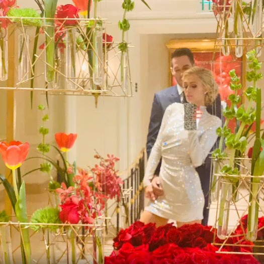 Paris Hilton chui từ trong hộp quà gây bất ngờ cho bạn trai ảnh 7