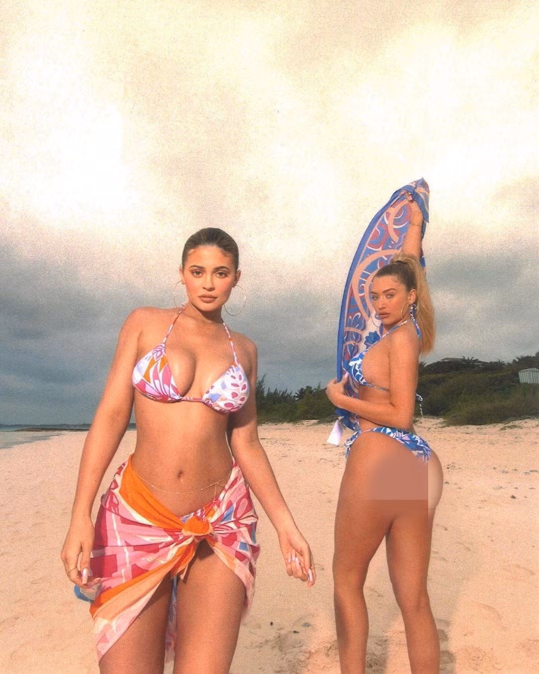 Hai chị em mỹ nhân nhà Kardashian đọ sắc với bikini 'nảy lửa' ảnh 7