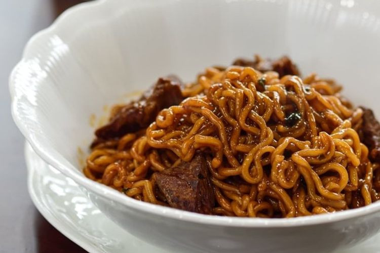 Giới trẻ Mỹ đua nhau mua mì trộn thịt bò 'Ký sinh trùng' trong mùa dịch ảnh 3