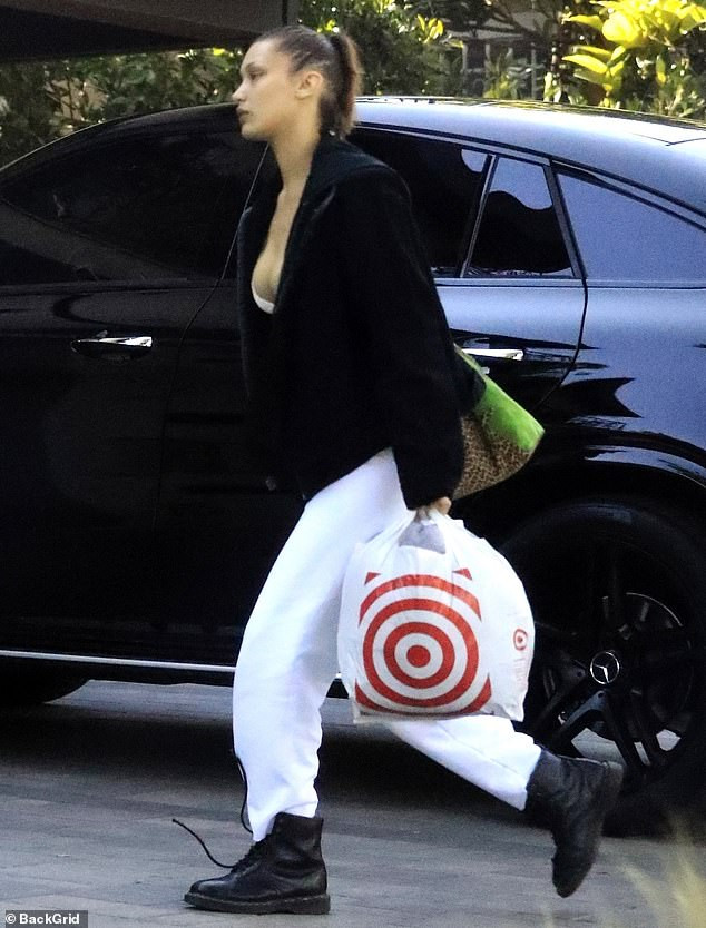 Bella Hadid hở ngực đầy táo bạo đi mua sắm giữa mùa dịch COVID-19 ảnh 1