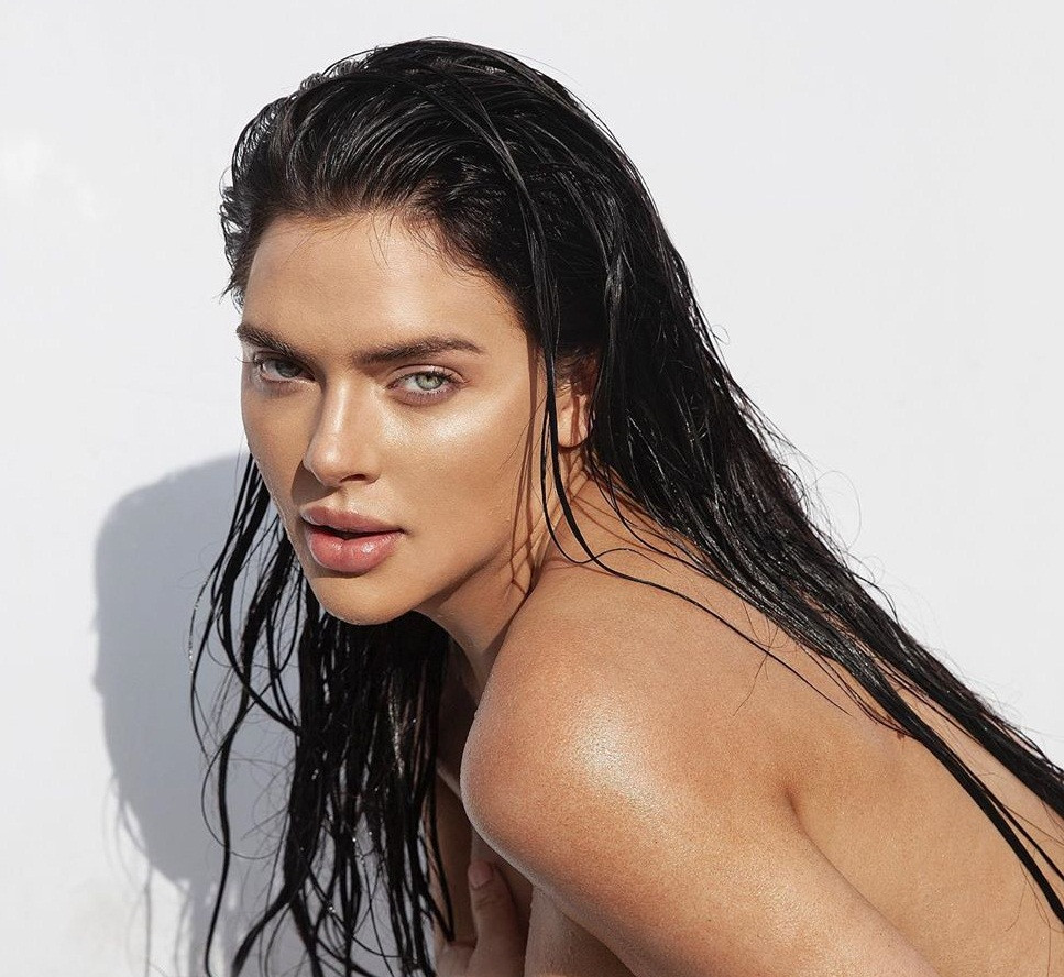 Mỹ nhân lai Kelsie Jean Smeby hững hờ che ngực trần ảnh 2