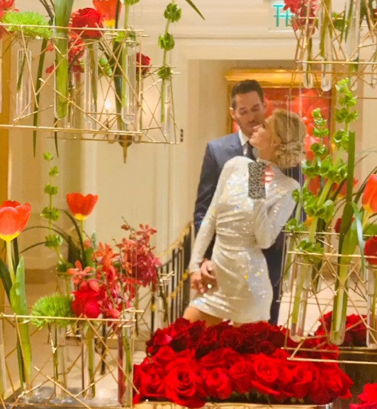 Paris Hilton chui từ trong hộp quà gây bất ngờ cho bạn trai ảnh 6