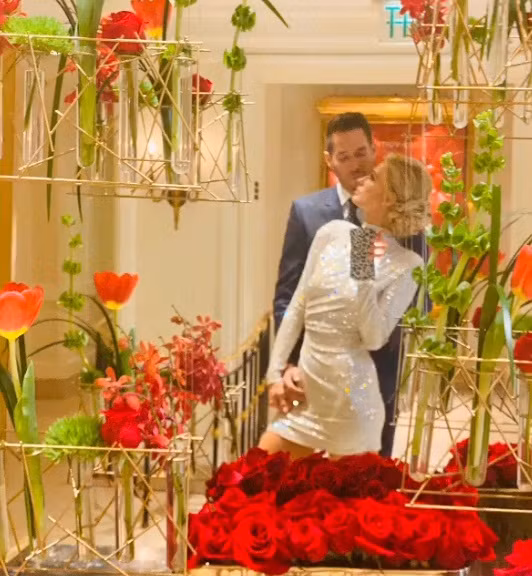 Paris Hilton chui từ trong hộp quà gây bất ngờ cho bạn trai ảnh 6