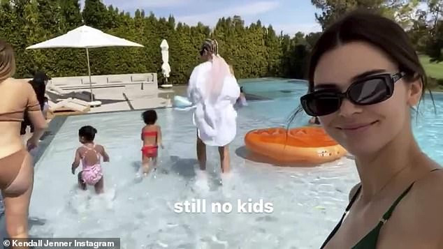 Kylie Jenner cùng các chị gái nhà Kardashian diện bikini tưng bừng tắm nắng ảnh 4