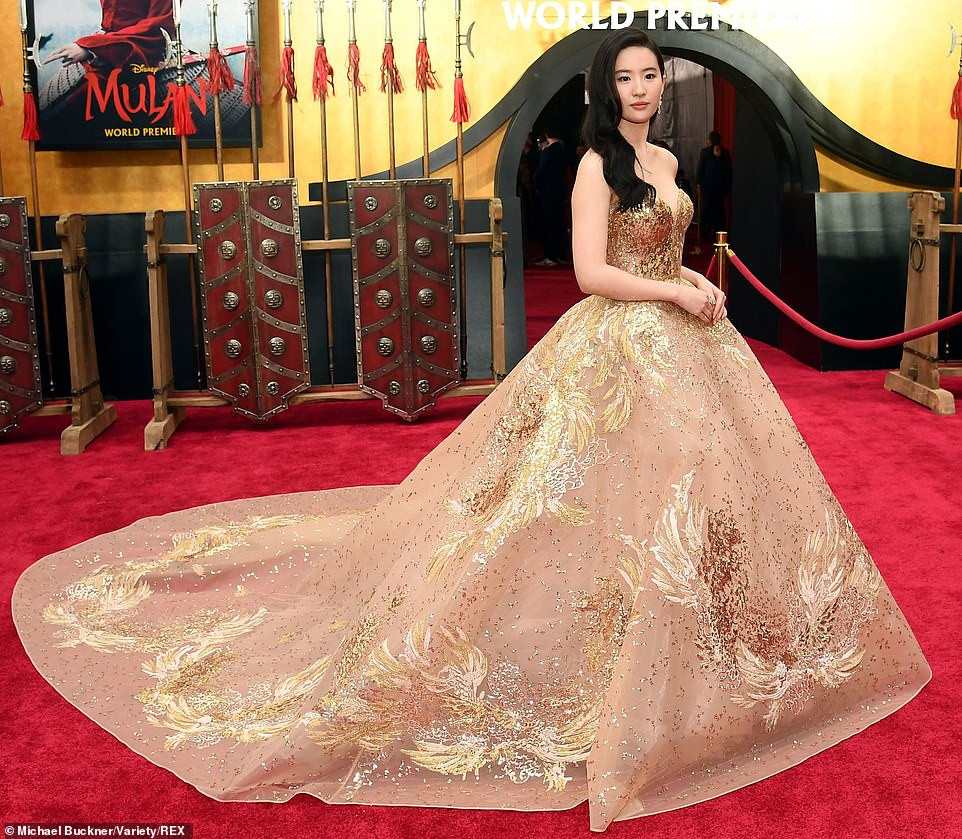 Lưu Diệc Phi diện đầm cánh phượng cúp ngực bồng bềnh như công chúa ảnh 10