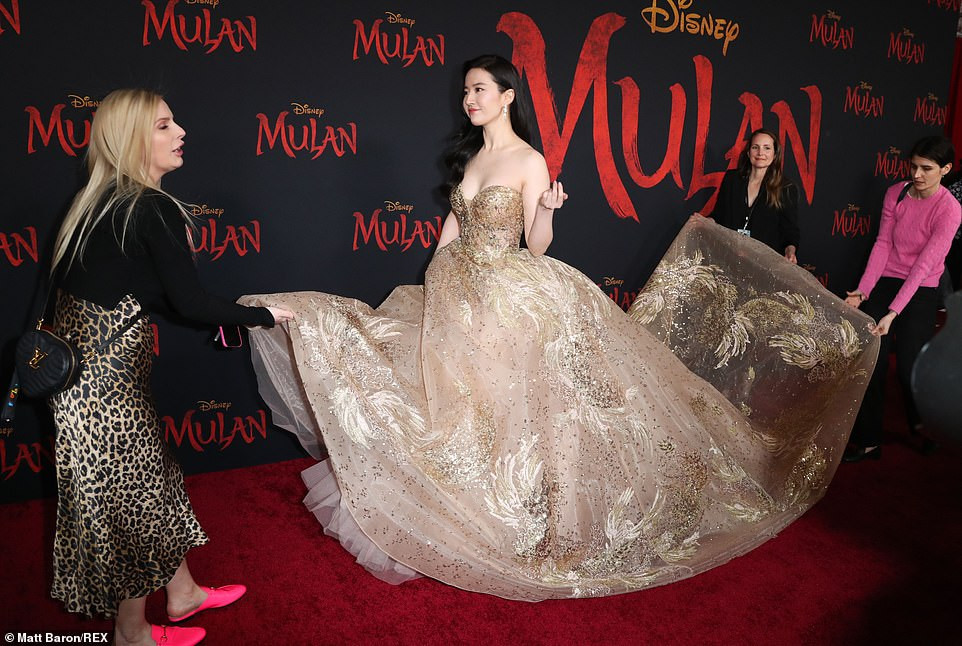 Lưu Diệc Phi diện đầm cánh phượng cúp ngực bồng bềnh như công chúa ảnh 12