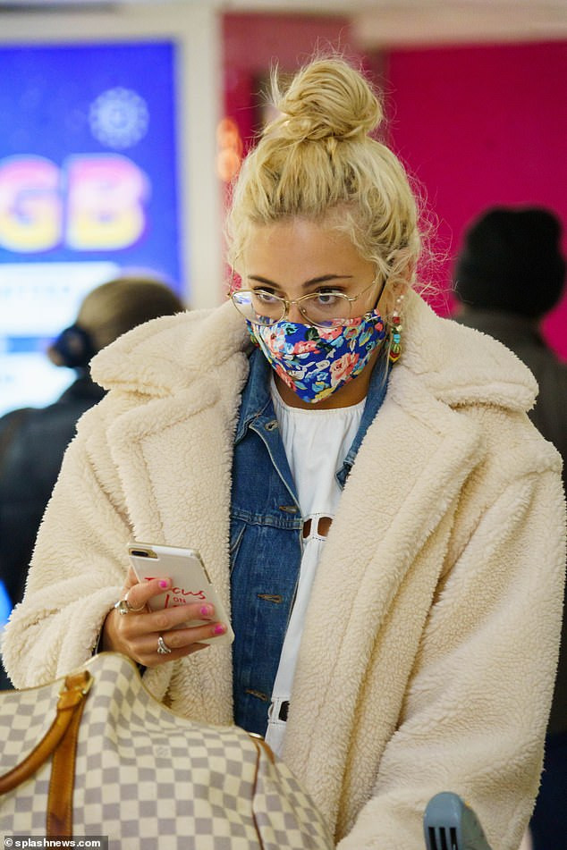 Cậu cả nhà Becks và dàn người mẫu, ca sĩ đeo khẩu trang phòng Covid-19 ảnh 7