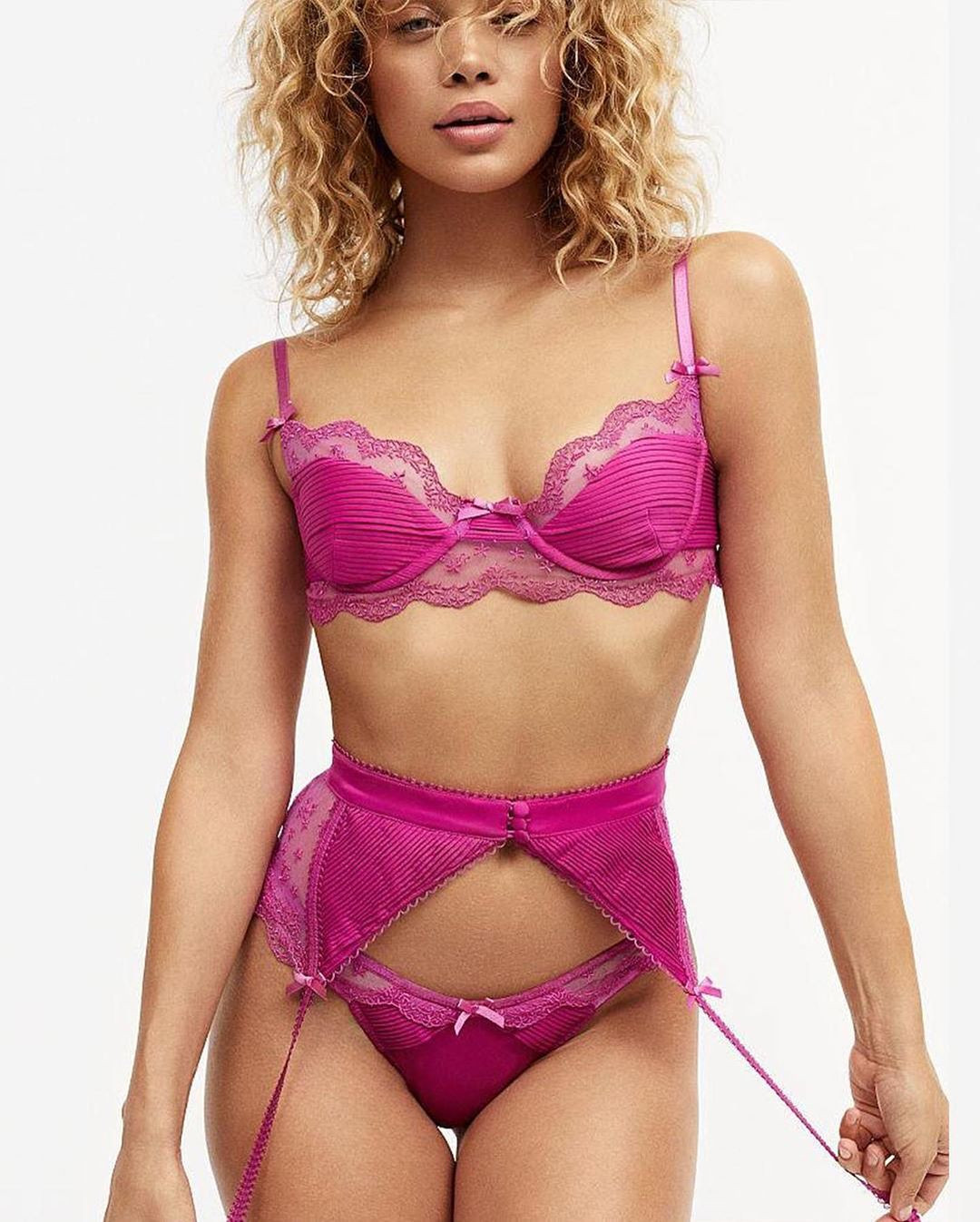 Jasmine Sanders khoe dáng tạc tượng bên bể bơi ảnh 10