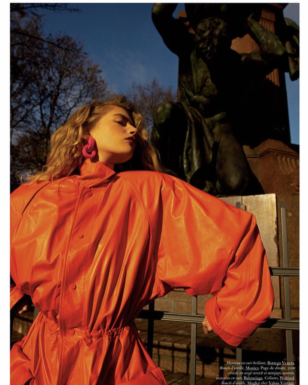 Người mẫu Đức mặc áo tắm tạo dáng trên đường phố ảnh 10